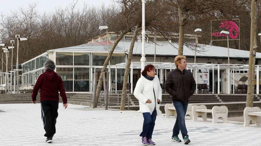 Imagen, ayer por la tarde, de la cafetería Camaleón de la playa viguesa de Samil. // José Lores