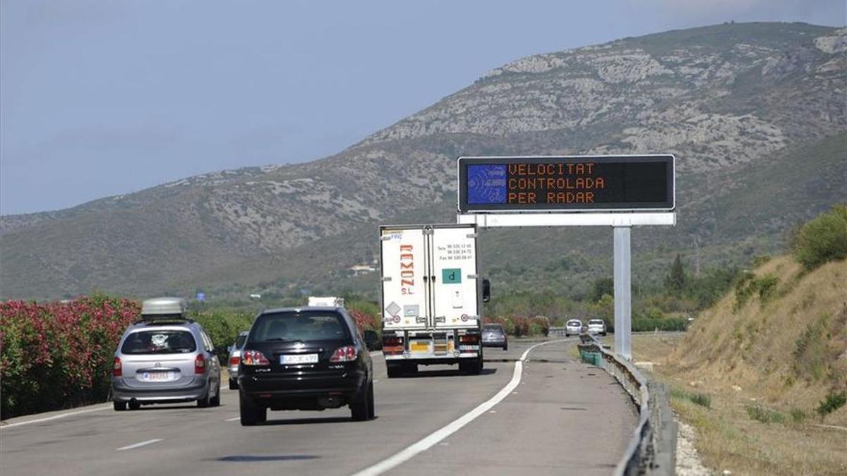 El radar fijo de la AP-7 de Alcalà, una 'maquina' de multar.