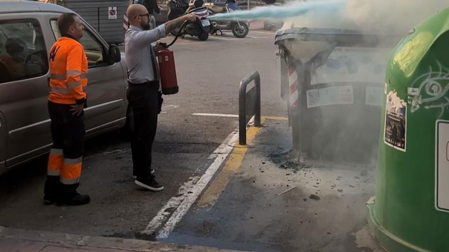 Juanlu, el barbero revestido de bombero en el corazón de València