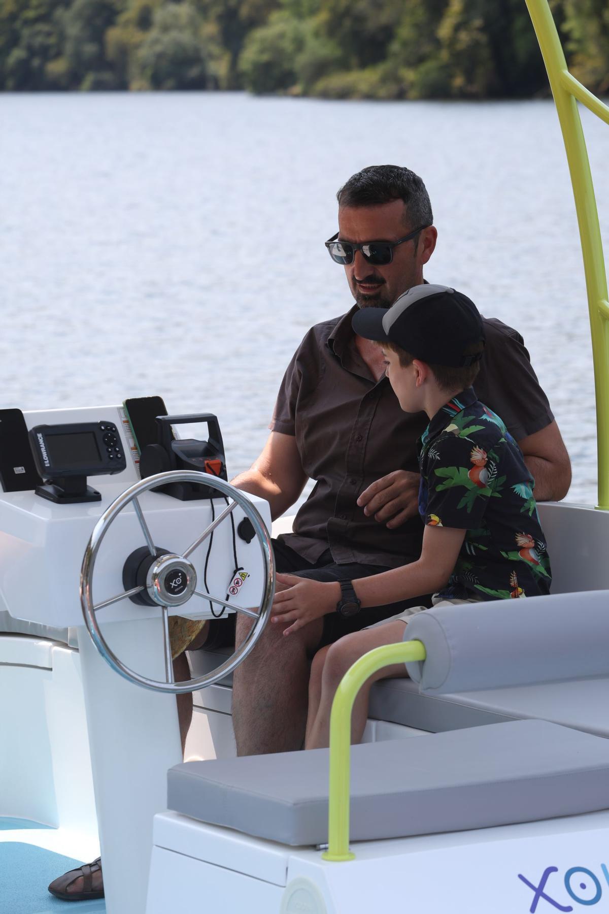 Una ruta en ecobarco es una actividad segura y accesible para todo tipo de público, incluyendo familias con niños.