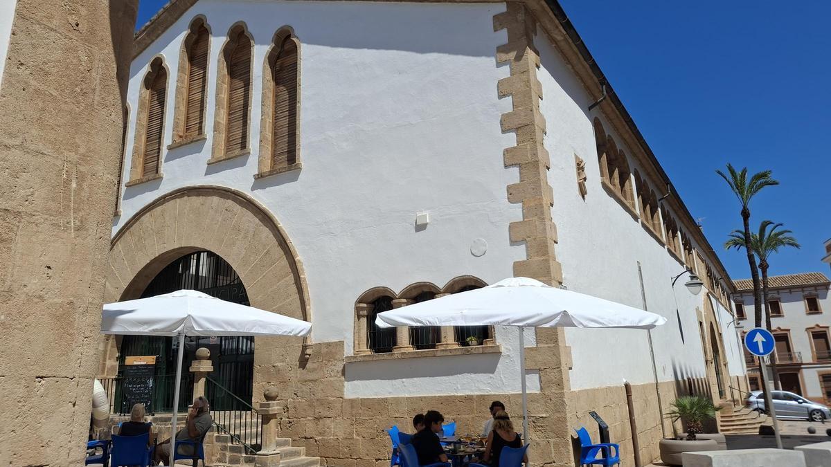 El Mercat se ha quedado medio a oscuras y sin aire acondicionado por el apagón de esta mañana en Xàbia