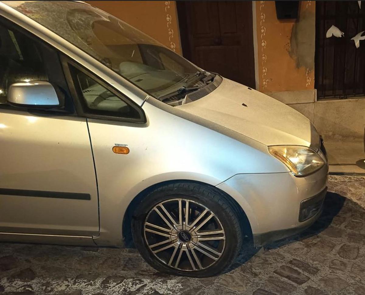 Vehículo con una rueda pinchada.