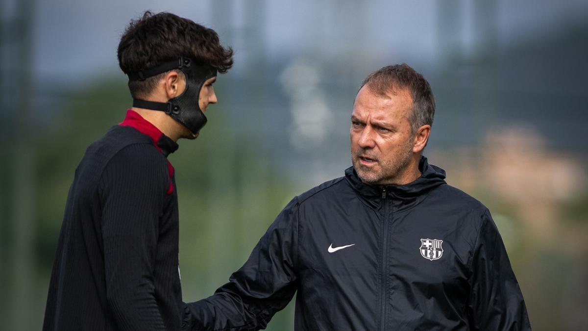 Hansi Flick, el técnico del Barça, charla con Pau Cubarsí en el entrenamiento previo al duelo con la Real Sociedad en San Sebastián-
