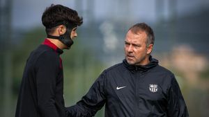 Hansi Flick, el técnico del Barça, charla con Pau Cubarsí en el entrenamiento previo al duelo con la Real Sociedad en San Sebastián-