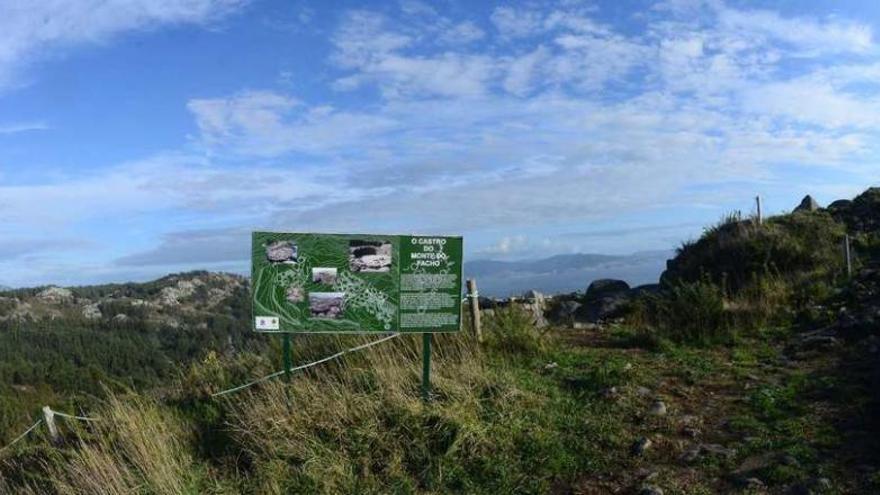 Estado en el que se encuentra el acceso a O Facho, en la zona alta del yacimiento en la Costa da Vela, en Donón. // G.N.