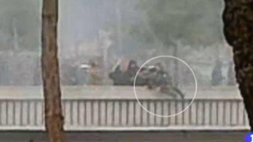 La descripción en el sumario del ultra que repartió cuchillos de cocina para atacar a los Riazor Blues coincide con uno de los implicados en el asesinato de Jimmy en las fichas policiales de la investigación. xaquín lópez / tve