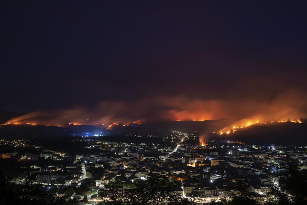 Vista nocturna de Verín, rodeada por el frente del incendio declarado la tarde de este miércoles