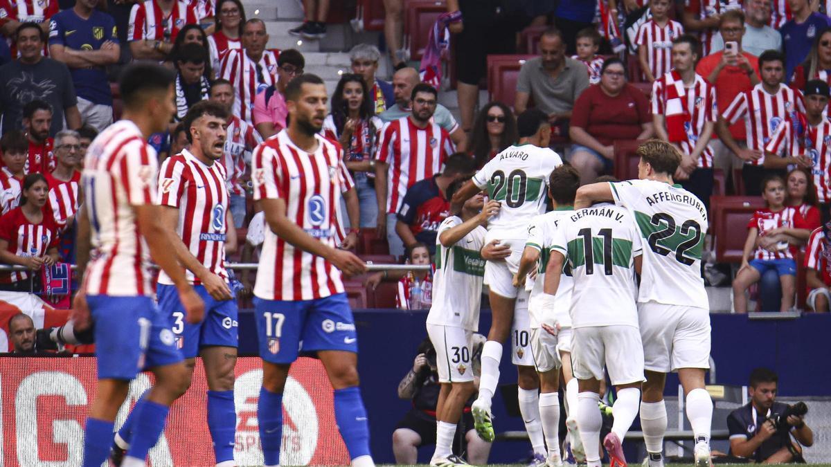 Los jugadores del Elche celebran el gol de Rafa Mir al Atlético en el partido de la primera vuelta