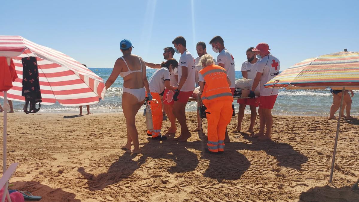 Asistencia de los sanitarios del SAMU y del servicio de socorrismo de Cruz Roja en Guardamar