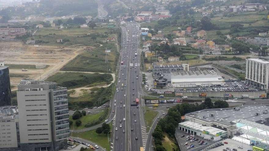 Arranca la operación salida de verano. Cerca de 430.000 vehículos se desplazarán hasta el domingo por la red viaria gallega. En Galicia las carreteras más conflictivas son las AP-9, A-6, A-52, A-55, N-550 y N-634. En todo el mes de julio, la DGT prevé unos 38.100.000 movimientos en la red viaria española, de los que unos 4,1 millones se producirán en la comunidad gallega. En la imagen, vista de Alfonso Molina desde el helicóptero de Tráfico.