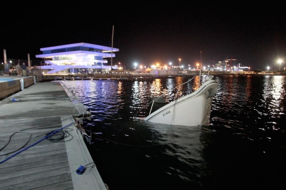 Un barco se incendia en la Marina de València