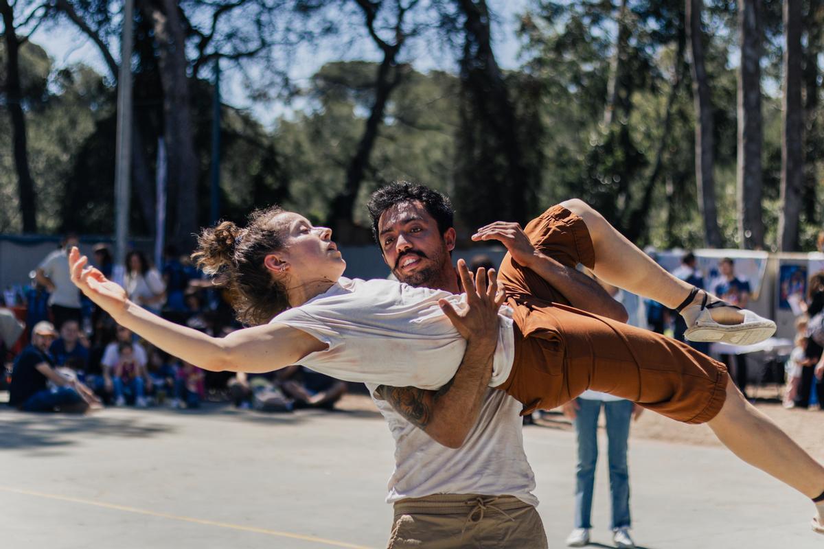 'Gota a gota' es una pieza de circo y danza contemporánea creada por Miguel Barreto y Anne Mateu.
