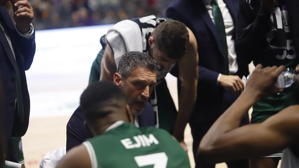 Ibon Navarro, en un tiempo muerto del Unicaja contra el Galatasaray.