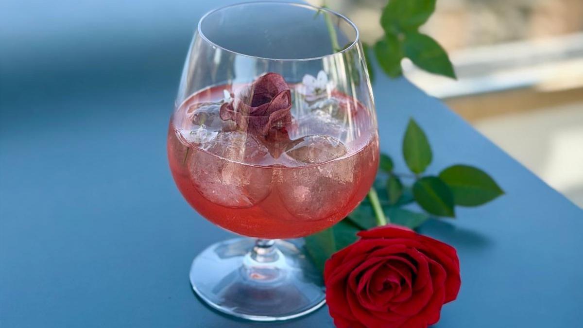 El cóctel Aura inspirado en Sant Jordi de La Terrassa del Claris.