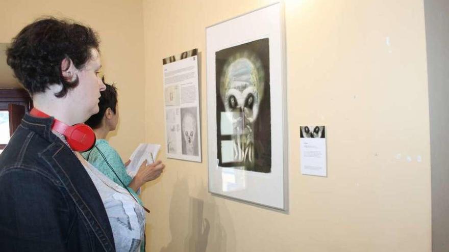 Alumnas de la Universidá Asturiana de Branu disfrutan de la muestra.