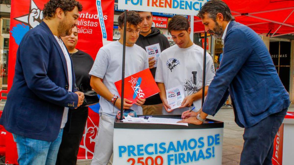 Alberto Varela, en la recogida de 
firmas de Xuventudes Socialistas. | // I.A.