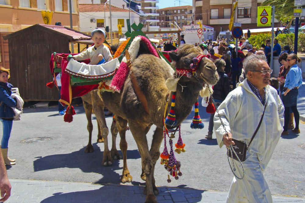 Numerosas personas visitan la Feria de San Isidro para conocer la oferta de los 300 expositores y disfrutar de los actos culturales