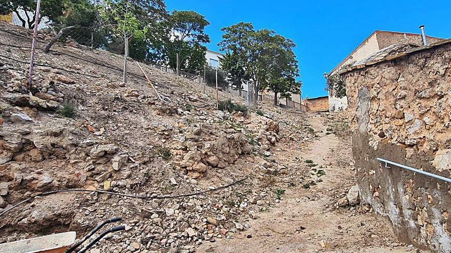 Las obras ya han comenzado en la ladera que separa las dos calles. | SERVICIO ESPECIAL