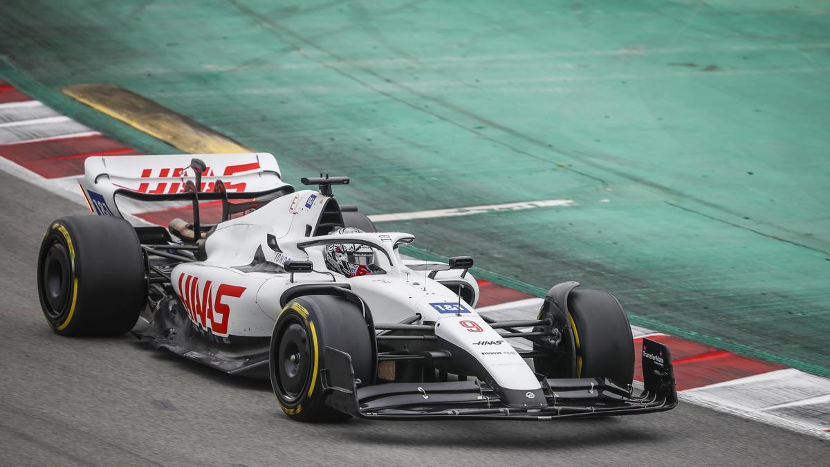 El monoplaza de Haas, sin patrocinios en su carrocería durante la sesión de test de esta mañana en el Circuito de Montmeló, Barcelona.