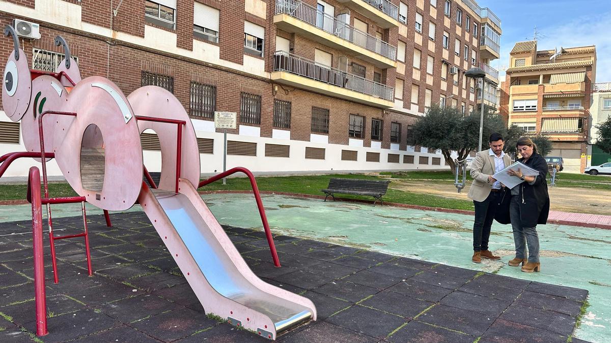 El concejal y una técnico, en el parque de la Plaza de la Pau