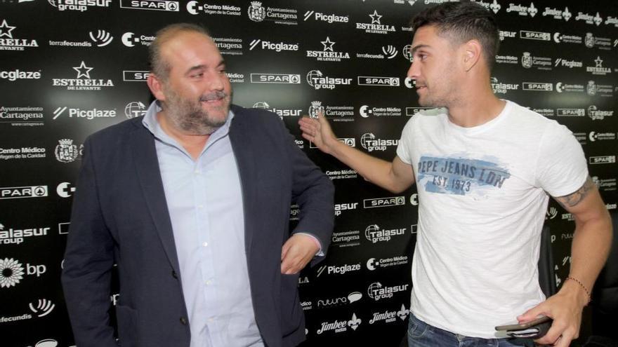 Cristo Martín  junto al director general Manolo Sánchez Breis en la rueda de prensa que ofrecieron ayer conjuntamente.