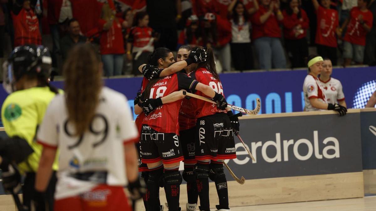 Ana Catarina, Candela Gallo, Angy Fernández y María Igualada celebran uno de los goles del Telecable ante el Bembibre.