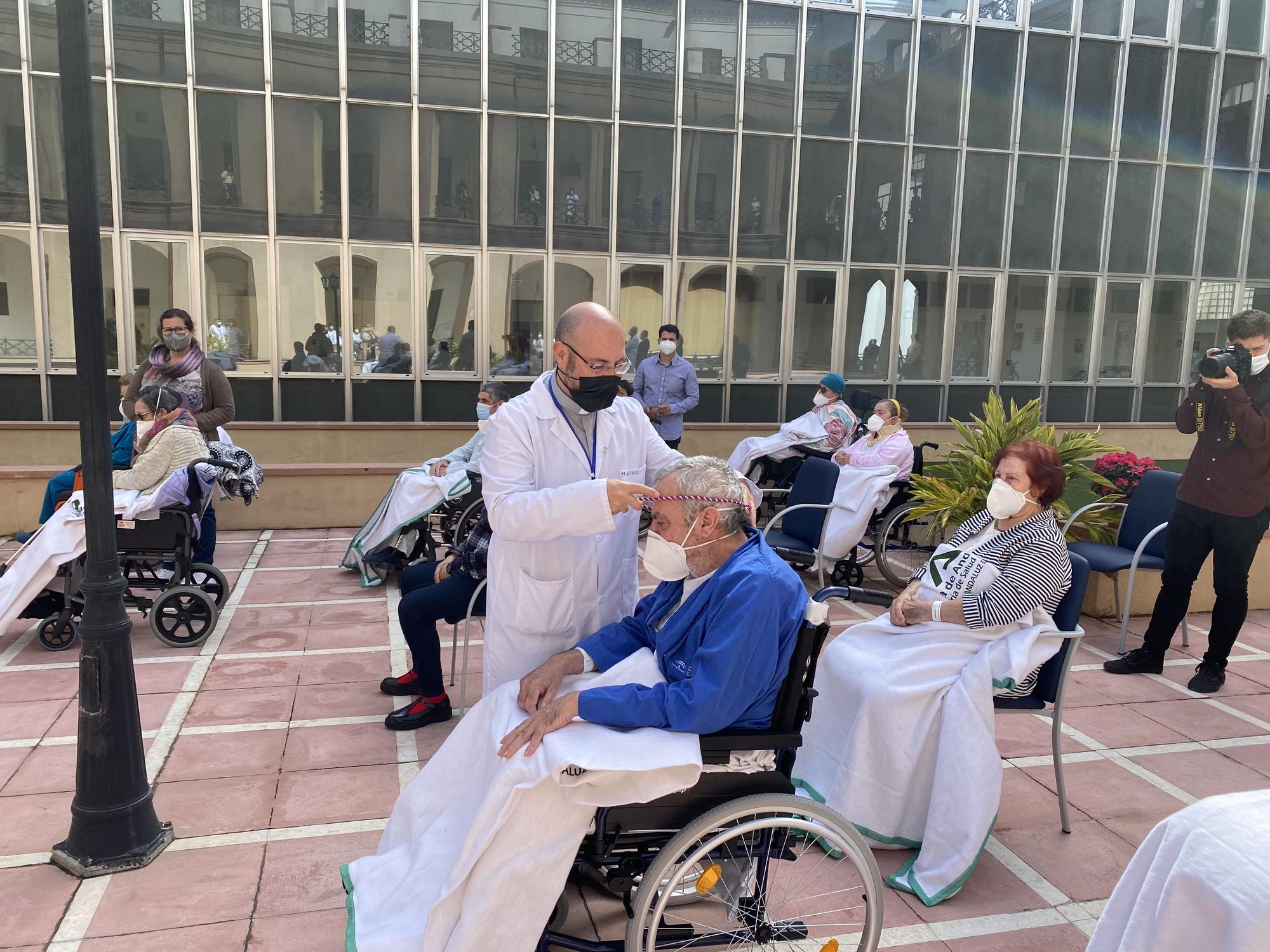 El Cautivo y la Trinidad visitan a los pacientes del Hospital Civil