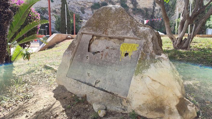 Penoso estado de la placa de la inauguración del Parque Reina Sofía