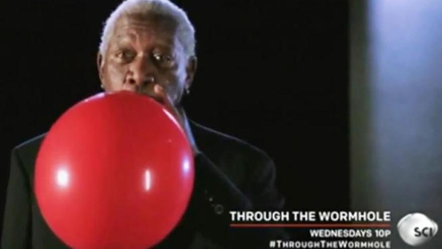Morgan Freeman con el globo de helio.