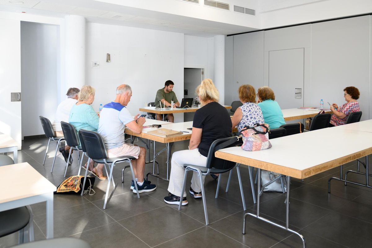 Enseñar tecnología con empatía: el curso de Vida Digital adapta los contenidos a las necesidades reales de los mayores, con un enfoque práctico y cercano.