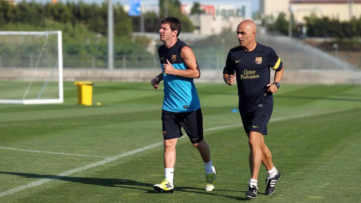 Leo Messi junto al preparador físico Juanjo Brau en un entrenamiento en la Ciutat Esportiva en 2012