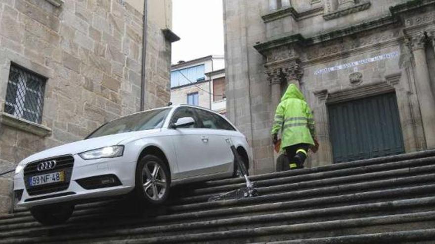 Un conductor despistado, por las escaleras en Ourense