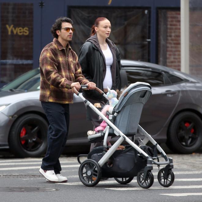 Un paseo por Nueva York de Joe Jonas y Sophie Turner (embarazada de su segunda hija) con su hija Willa en 2022