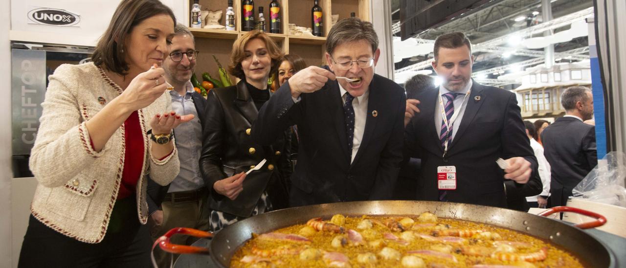 La ministra de Turismo, Reyes Maroto, y el presidente Puig, probando un arroz en Fitur 2020. Este año ni paella, ni folletos ni degustaciones