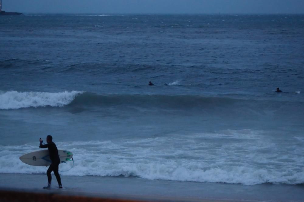 El viento y la lluvia marcaron la jornada de ayer en Vigo // J. Lores