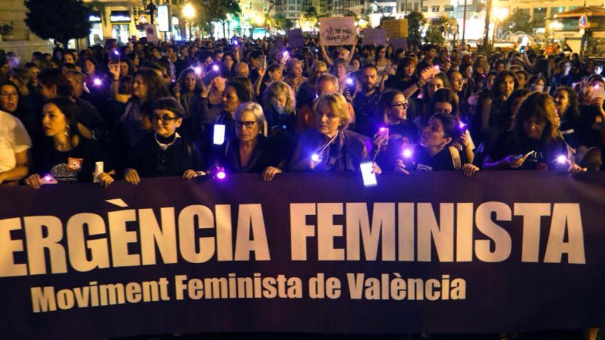 La noche de València se tiñe de luz violeta por la emergencia feminista