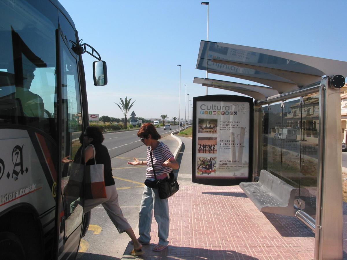 Parada de bus en Torrevieja en la CV-905, en una imagen de archivo