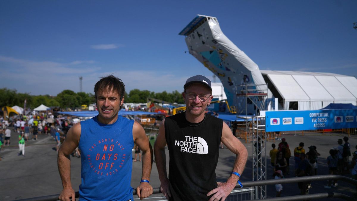 Los hermanos Pou posan en el Recinto Ferial de Alcobendas con el muro de competición a sus espaldas.