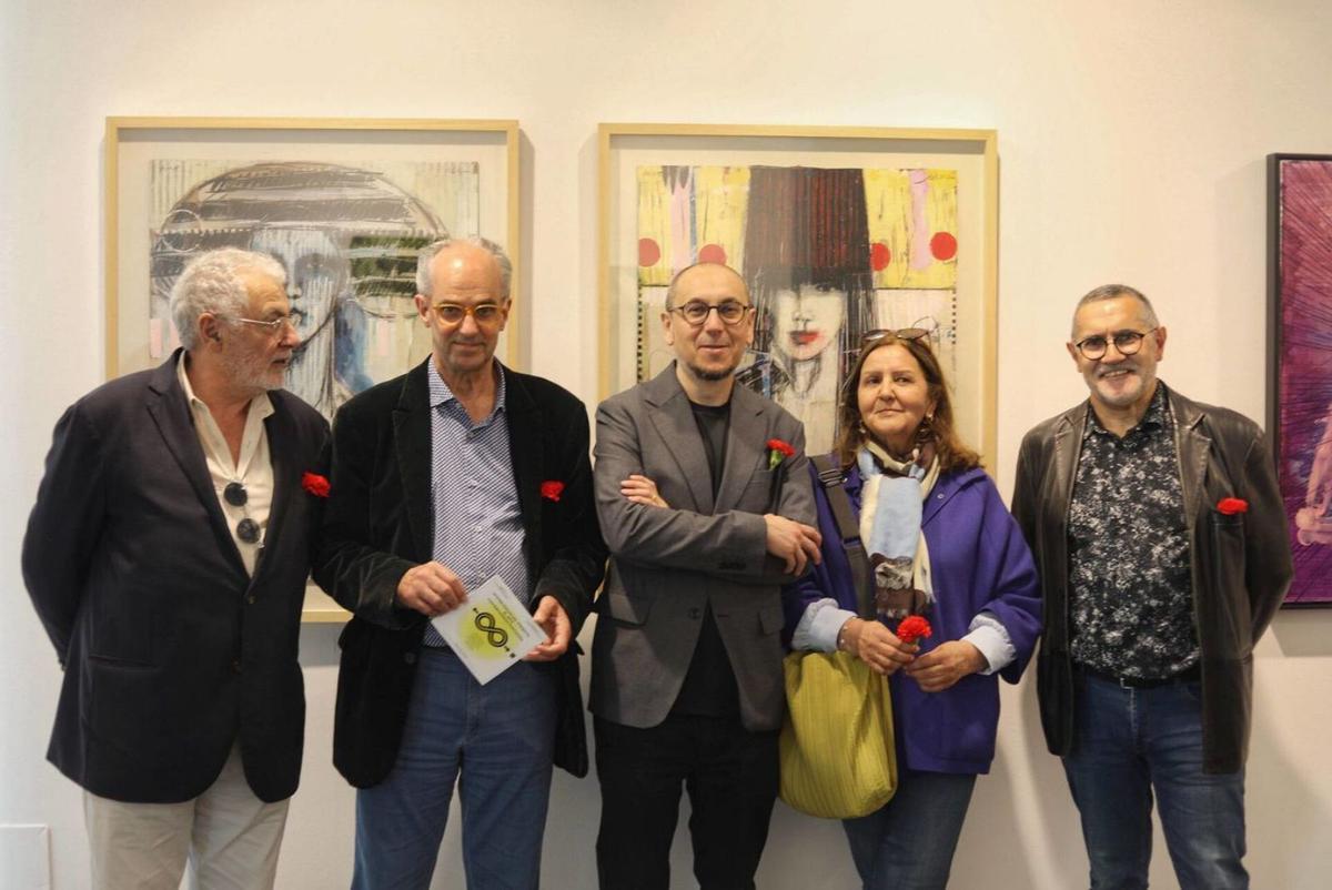 Arriba, cinco de los artistas que exponen sus obras en Espacio 36. Abajo, público contempla varias piezas cerámicas. | ALBA PRIETO