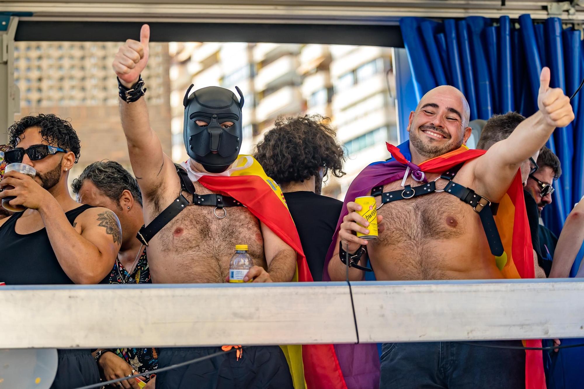 Cientos de personas festejan el Benidorm Pride con un multitudinario desfile y una fiesta en l'Aigüera