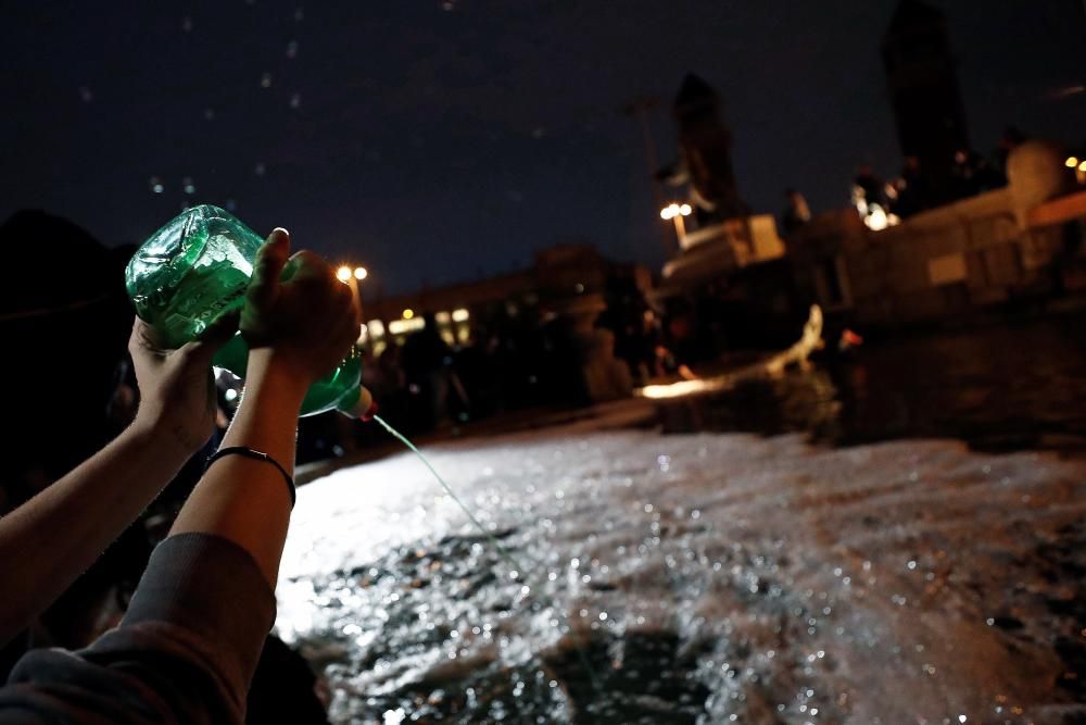 Un miler de persones tiren sabó a la font de la plaça d'Espanya de Barcelona