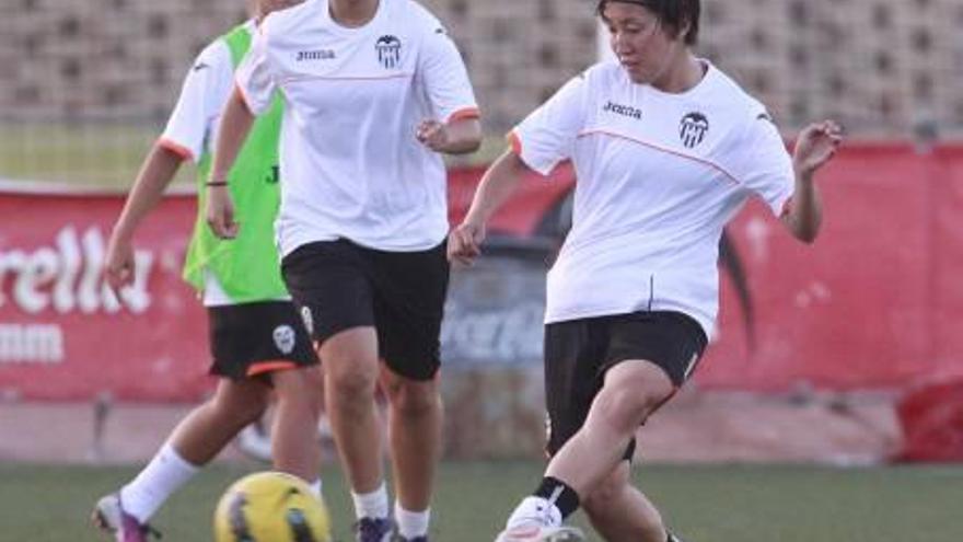 El Valencia Féminas entrena con máxima intensidad.