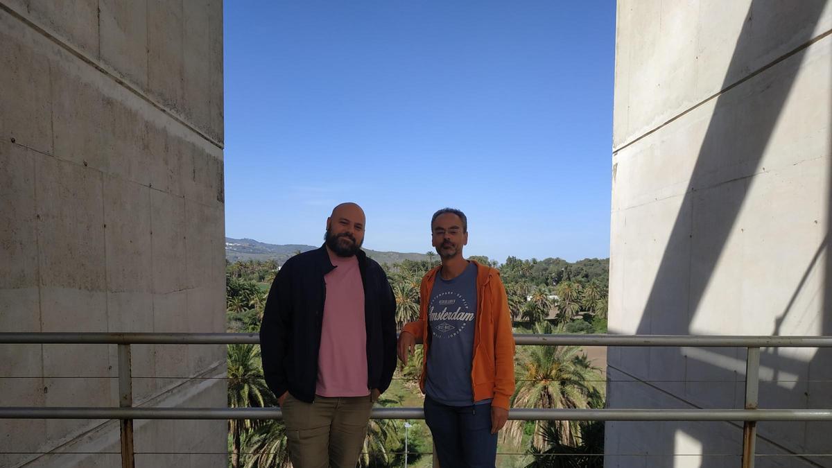 Los investigadores Borja Aguiar  y Francisco José Machín en la sede de la Facultad de Ciencias del Mar de la ULPGC.