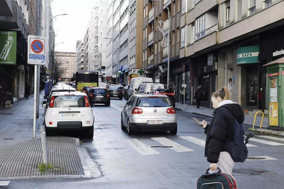 Tráfico de vehículos na Rúa Santiago de Chile, en Compostela.
