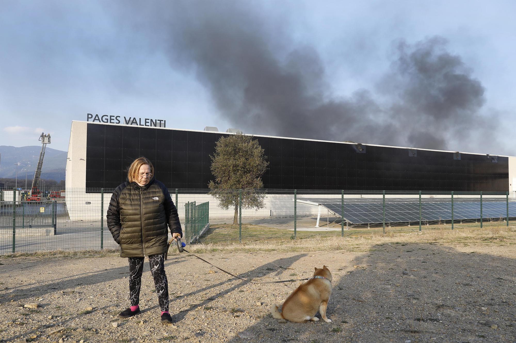 Les imatges de l'incendi de la fàbrica tèxtil a Sant Jaume de Llierca