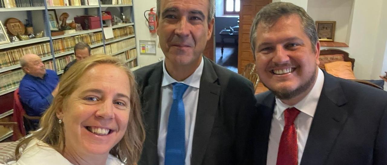 ‘Selfie’ de Sheila Loewe con José María Gala y Ben Clark, en la sala de juntas después del nombramiento del ibicenco como patrono.