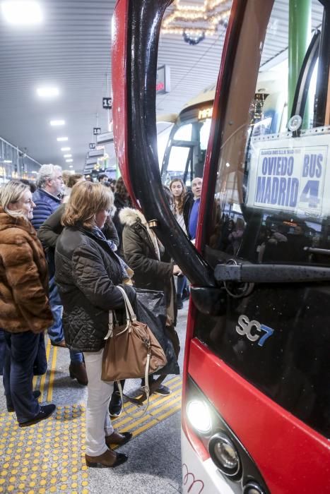 Colas en la estación de Oviedo para coger los autobuses a Madrid una vez se restableció el tráfico