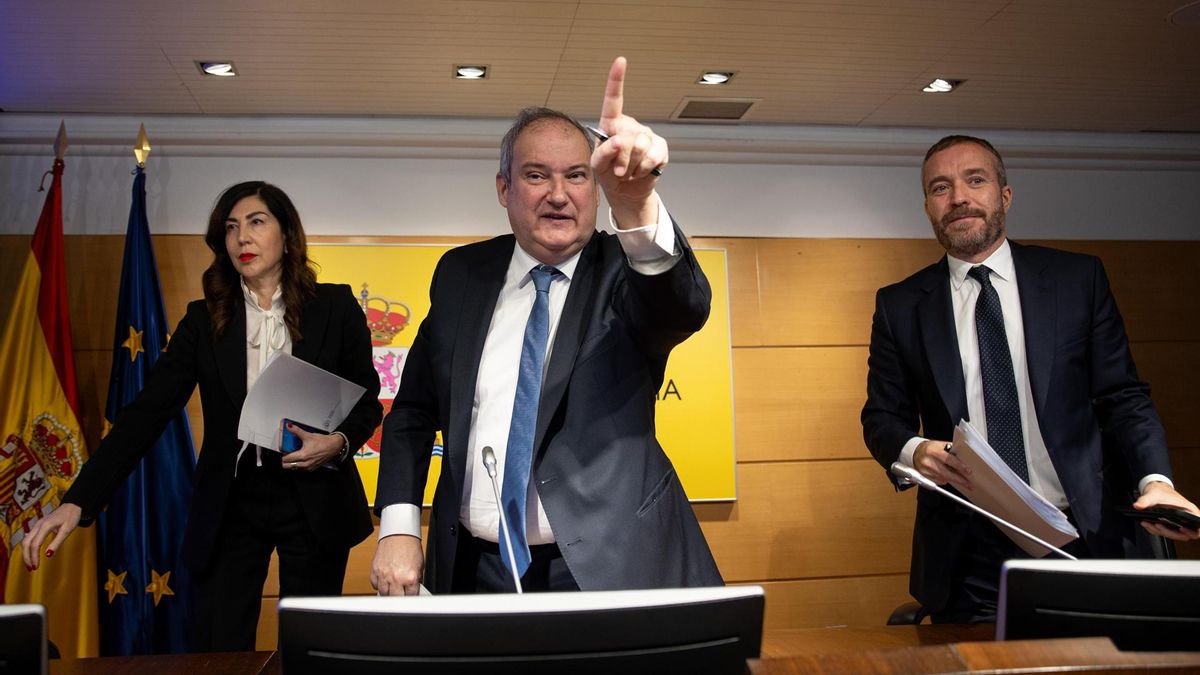 La secretaria de Estado de Turismo, Rosana Morillo; el ministro de Industria y Turismo, Jordi Hereu; y el director de Turespaña, Miguel Sanz.
