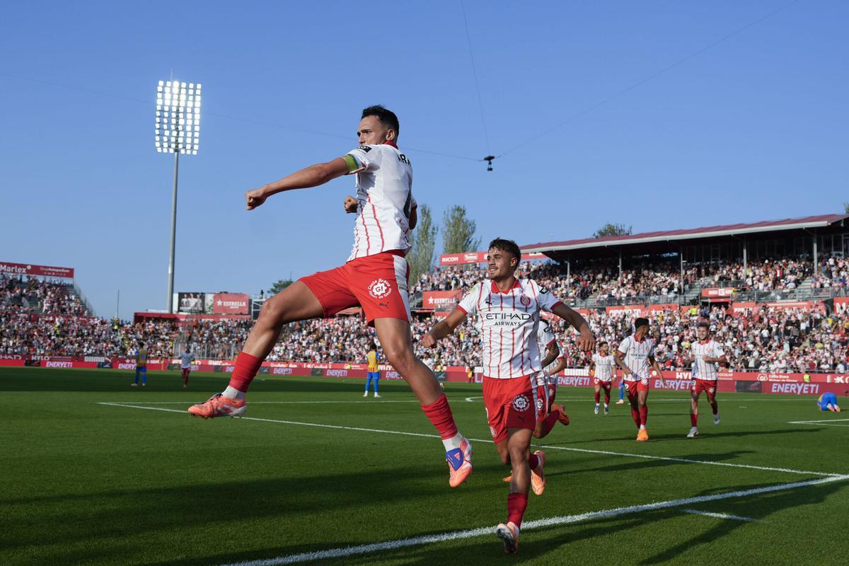 GIRONA, 04/10/2025.-El centrocampista del Girona Arnau Martínez, celebra su gol contra el Valencia durante el partido de la jornada 8 de la LaLiga EA Sports entre el Girona FC y el Valencia, este sábado en el estadio municipal de Montilivi.-EFE/ David Borrat