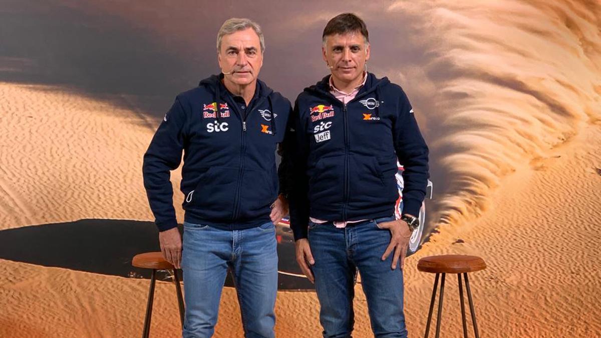 Carlos Sainz y su copiloto, Lucas Cruz, en la presentación del equipo